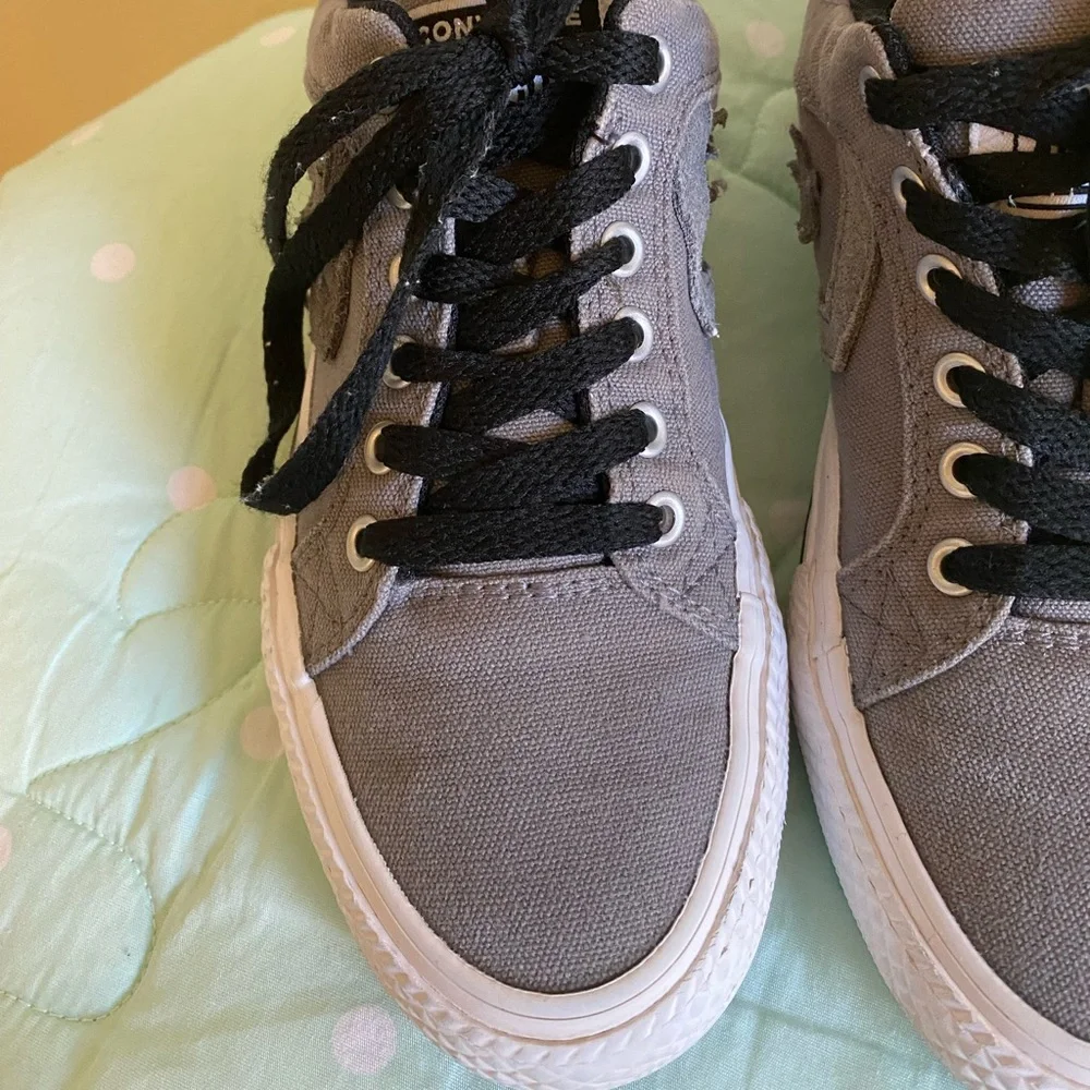 Unisex Kids Gray Converse size 2.